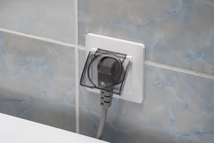 wtyczka elektryczna na ścianie w łazience